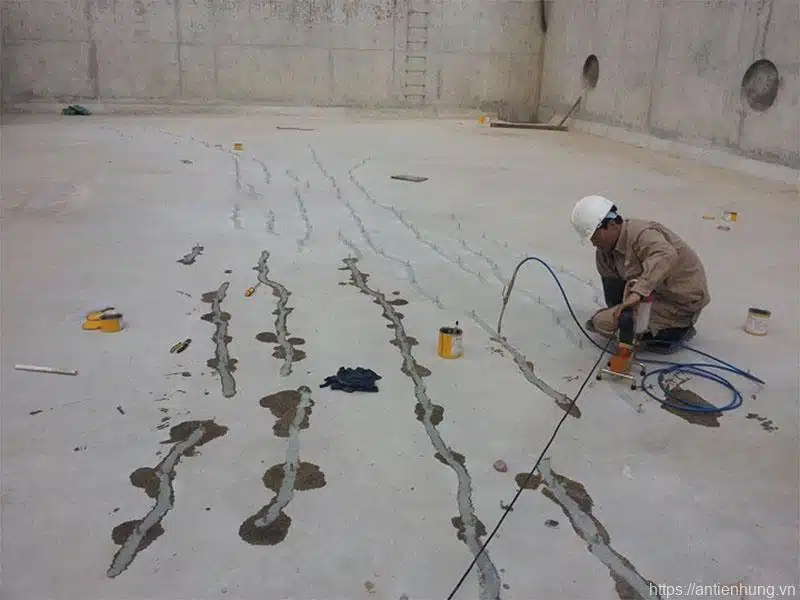 THI CÔNG XỬ LÝ NỨT BÊ TÔNG BẰNG MÁY BƠM ÁP LỰC