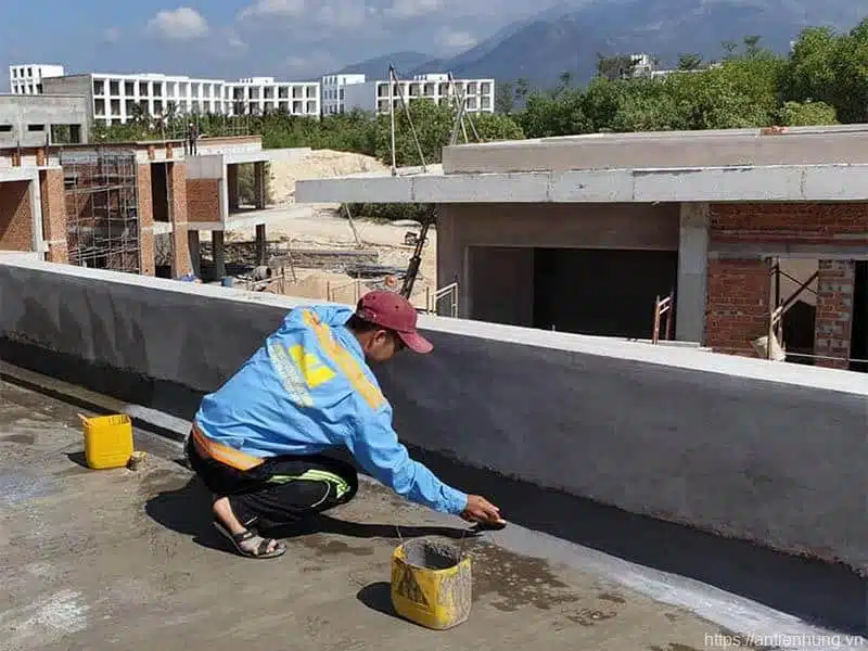 Sika Latex giúp tăng cường khả năng chống thấm của vữa, giúp ngăn chặn nước thấm qua bề mặt, bảo vệ công trình khỏi các tác động của môi trường.