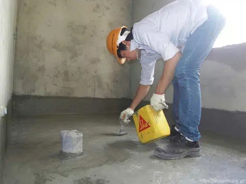 Sika Latex được sử dụng để tạo lớp vữa chống thấm cho các hạng mục như sàn mái, tường nhà,... giúp ngăn chặn nước thấm qua bề mặt.