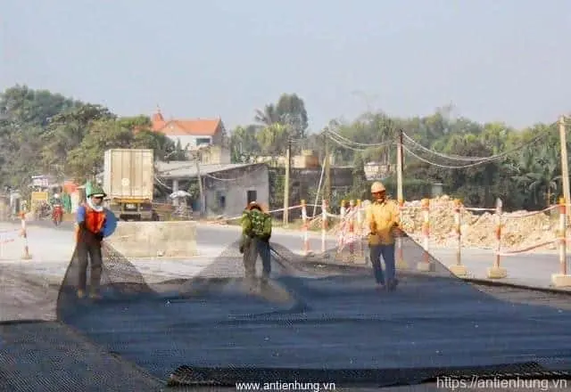 tưới nhũ tương tạo độ kết dính lên đoạn nối giữa hai tấm lưới 20cm