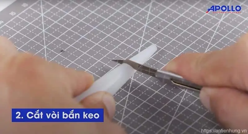 Cắt đầu vòi bắn keo cũng là một kỹ thuật quan trọng quyết định đường keo chuẩn đẹp