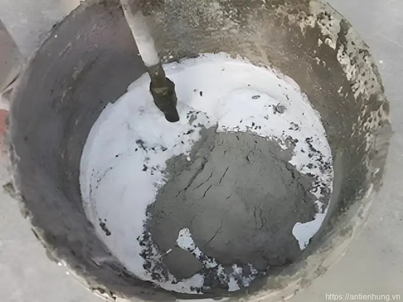 Trộn 75% dung dịch và bột vữa chống thấm