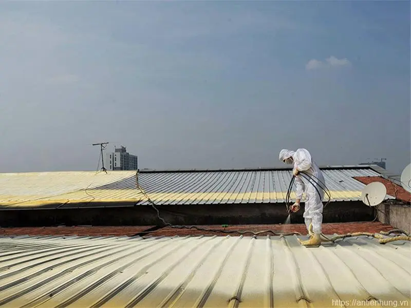 Giải Pháp Chống Nóng Mái Tôn Tối Ưu với Lớp PU Foam