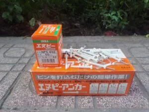 Tắc kê Unika kiểu vít đóng