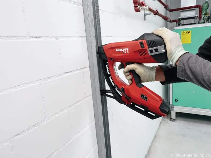 Sử dụng máy bắn đinh Hilti GX3