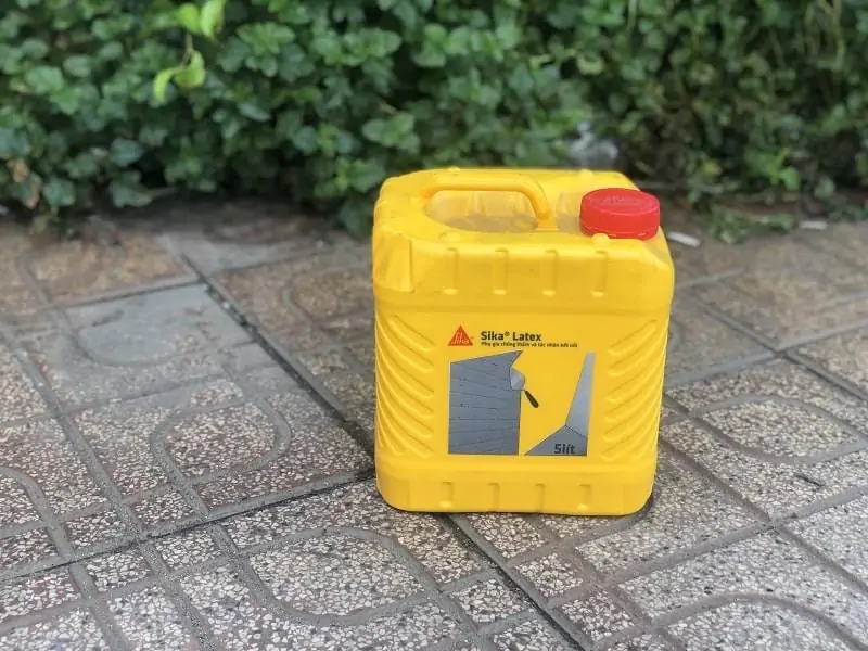 Sika Latex 5L là giải pháp chống thấm và kết nối hiệu quả cho các công trình xây dựng. Sản phẩm có dạng lỏng màu trắng sữa, dễ dàng sử dụng và thi công.