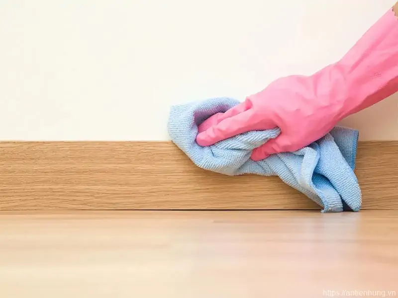 Việc vệ sinh bề mặt trước khi thi công giúp chất keo Apollo Silicone phát huy được khả năng bám dính tốt nhất