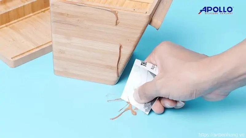 Sử dụng những vật dụng cứng để loại bỏ vết keo mới, chưa khô hoàn toàn
