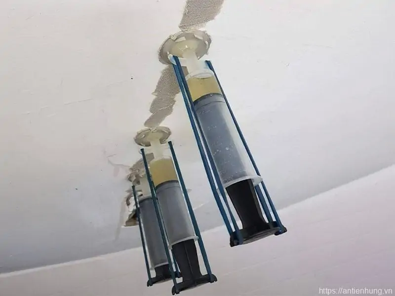 Dùng keo Epoxy tiêm vết nứt
