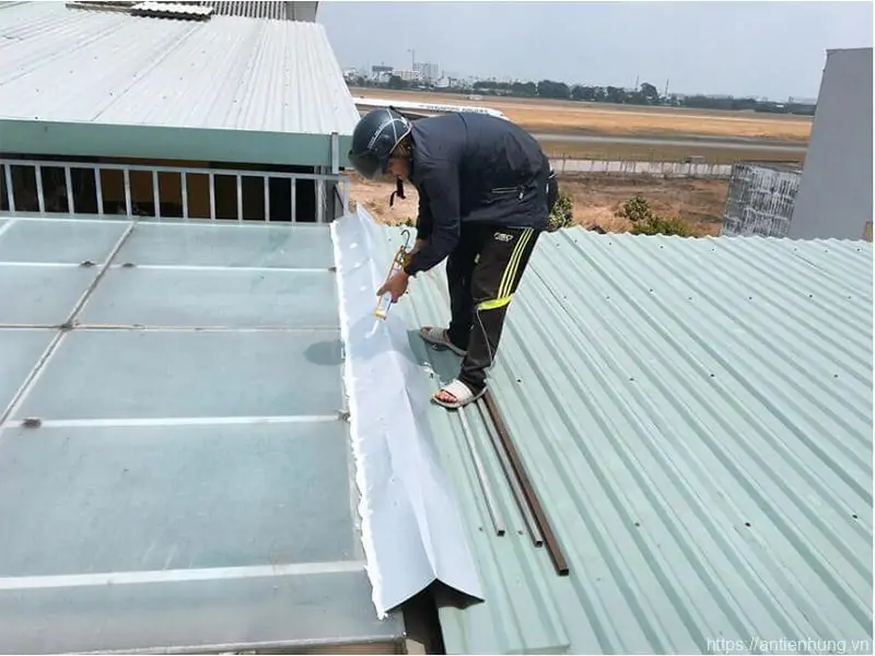Chất lượng vật liệu hay thi công kém có thể gây thấm dột